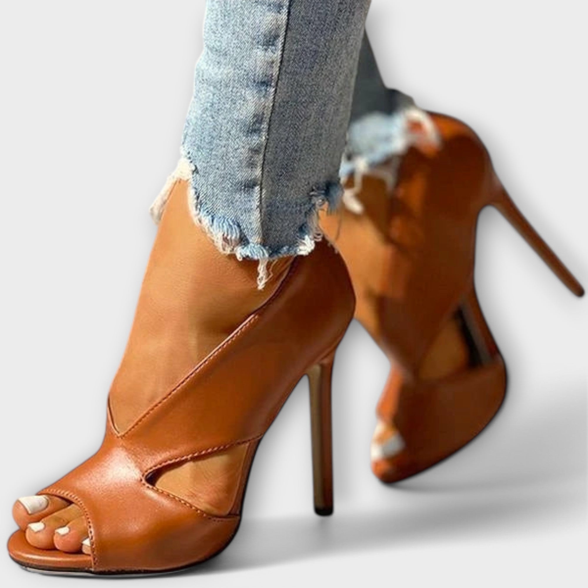 Olívia™ - Keresztpántos tűsarkú szandál kivágásokkal