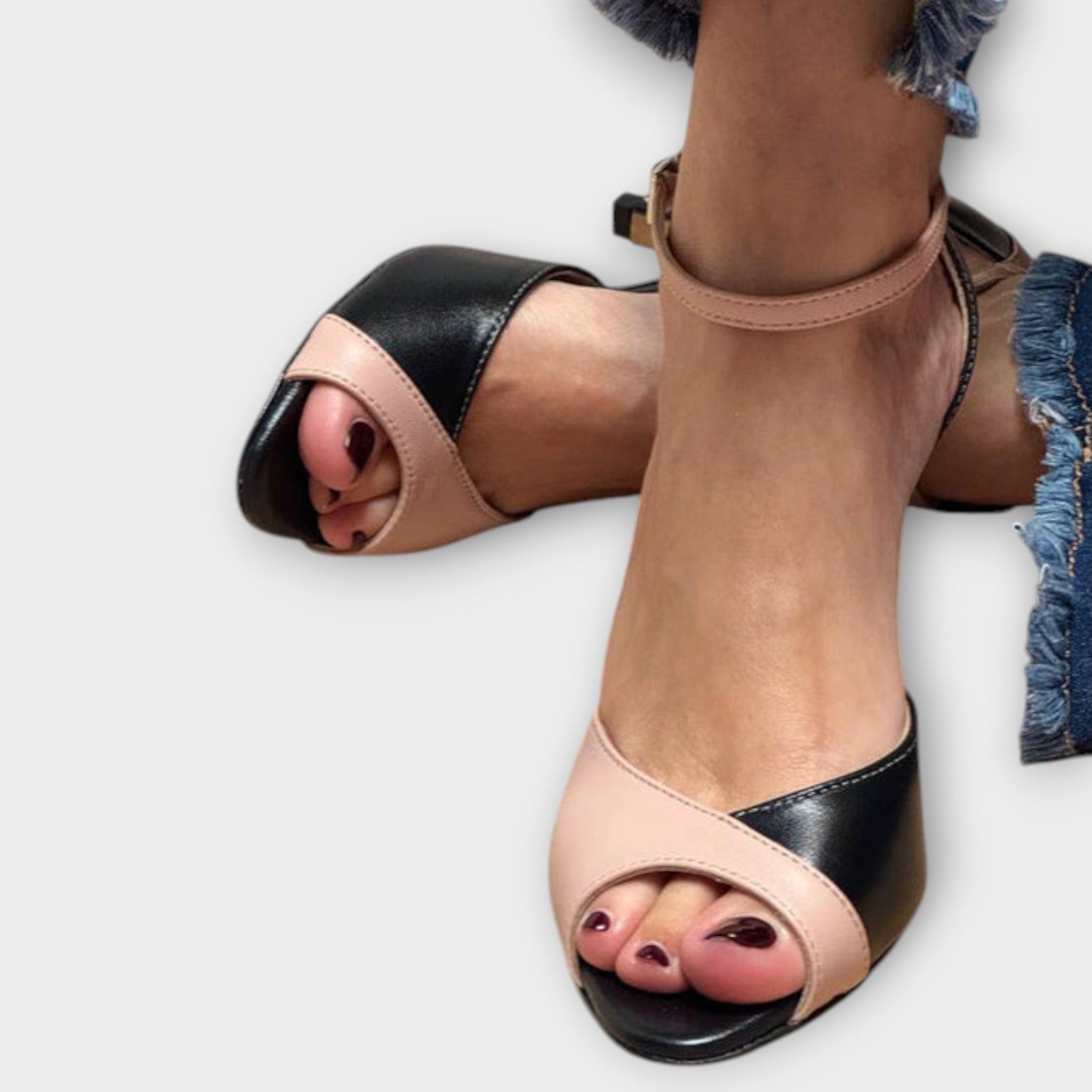 Gyöngyvér™ - Kétszínű tűsarkú szandál bokapánttal