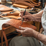 Hermina™ - Gravírozott virágmintás bőr táska