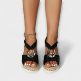 Etelka™ - Kígyómintás szandál fém csattal és fonott platformtalppal