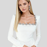 Viktória™ - Strukturált ruha virágos díszítéssel