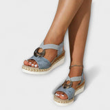 Etelka™ - Kígyómintás szandál fém csattal és fonott platformtalppal