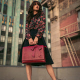 Valéria™ - Virágos áttört bőr táska masnival