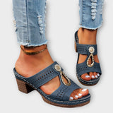 Arany™ - Áttört bőr szandál strassz charmmal és blokksarokkal