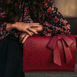 Valéria™ - Virágos áttört bőr táska masnival