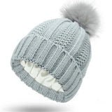Enikő™ - Fonott mintás kötött sapka szőrme pomponnal