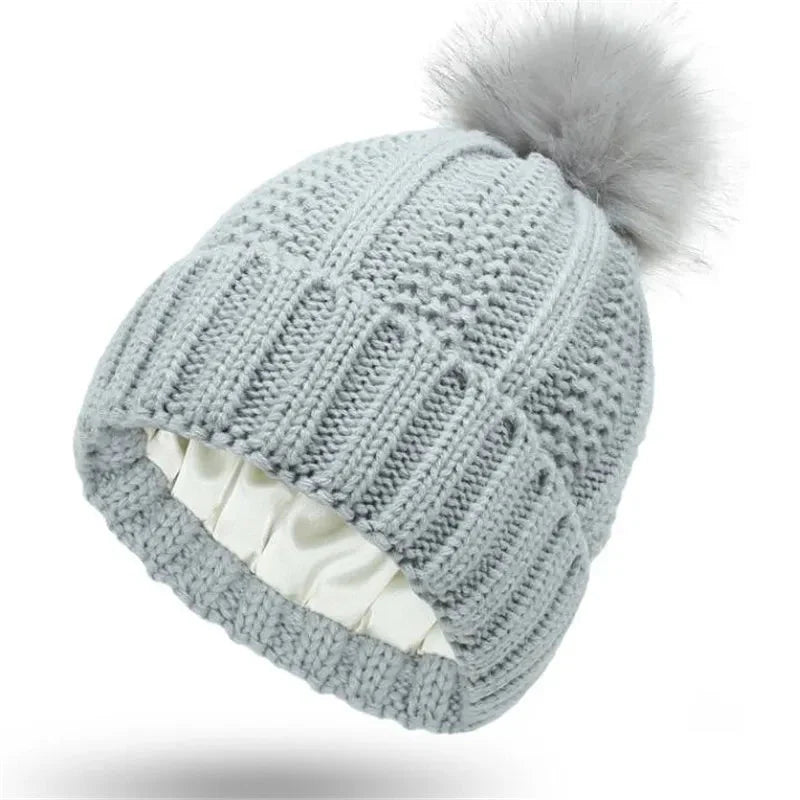 Enikő™ - Fonott mintás kötött sapka szőrme pomponnal