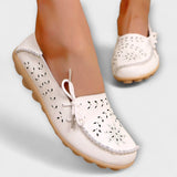 Szandra™ - Virágos áttört bőr mokaszin masnival