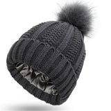 Enikő™ - Fonott mintás kötött sapka szőrme pomponnal