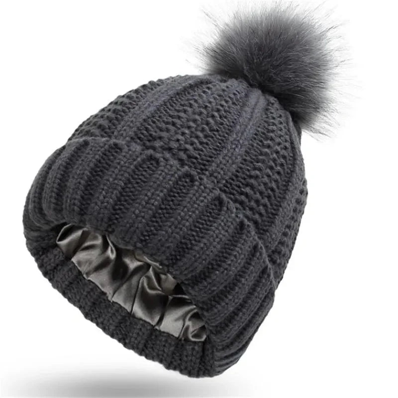 Enikő™ - Fonott mintás kötött sapka szőrme pomponnal