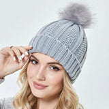 Enikő™ - Fonott mintás kötött sapka szőrme pomponnal