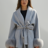 Boglárka™ - Szőrmés ujjú öves kabát