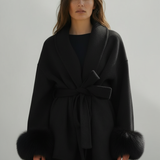 Boglárka™ - Szőrmés ujjú öves kabát