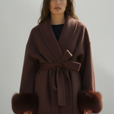 Boglárka™ - Szőrmés ujjú öves kabát